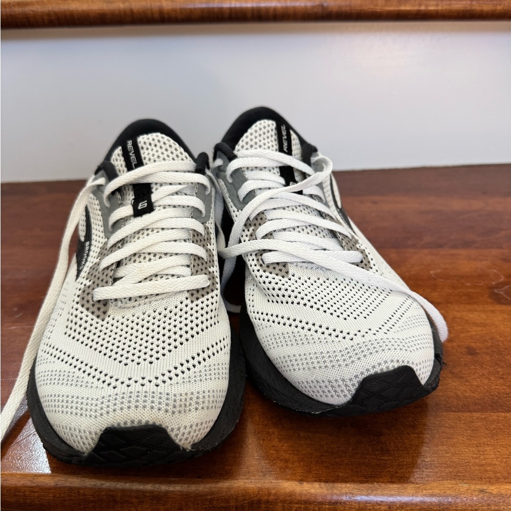 Brooks Revel Women’s Athletic Shoes in White and Black - Picture 2 of 4